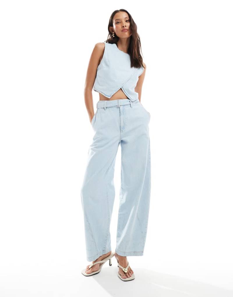 ASOS DESIGN - Barrel-Jeans in heller Waschung mit hohem Bund, Kombiteil-Blau von ASOS DESIGN