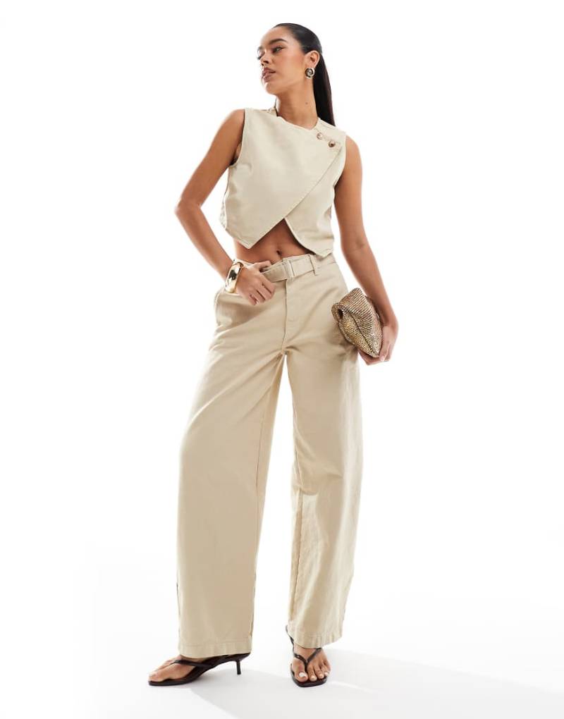 ASOS DESIGN - Barrel-Jeans in Sand mit hohem Bund, Kombiteil-Neutral von ASOS DESIGN