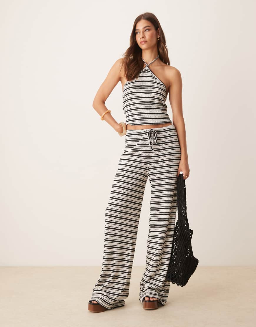 ASOS DESIGN - Hose mit weitem Bein und Streifen in Braun in Creme, Kombiteil von ASOS DESIGN