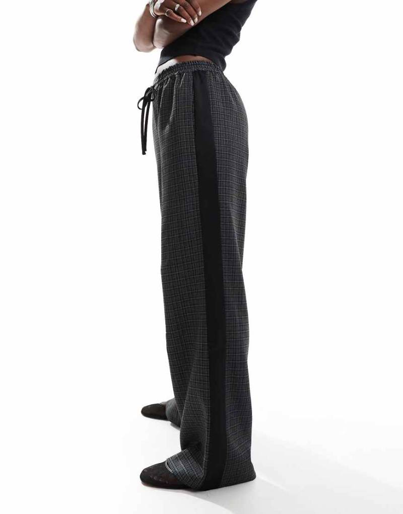 ASOS DESIGN - Hose zum Hineinschlüpfen in kariertem Grau mit farblich abgesetzter Bahn von ASOS DESIGN