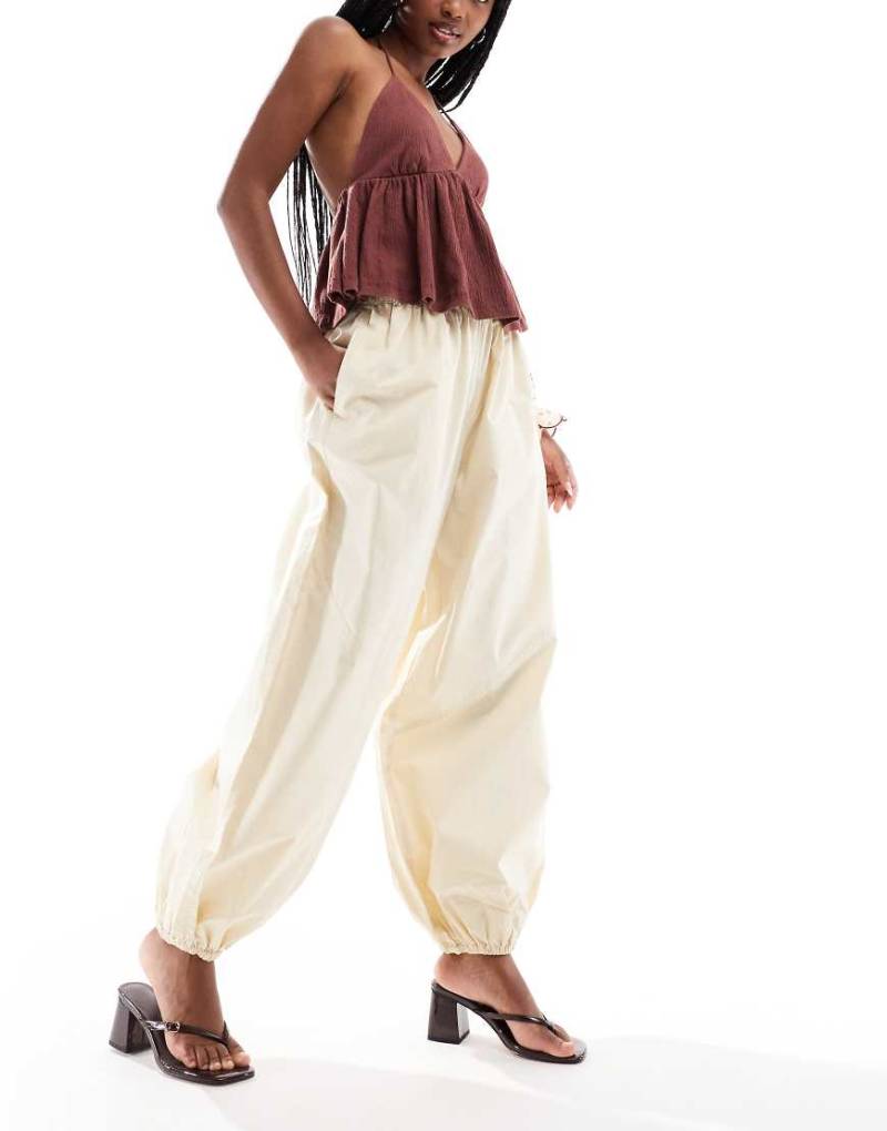 ASOS DESIGN - Hose zum Reinschlüpfen aus Popeline in Buttermilch mit Einsätzen im Utility-Stil-Gelb ASOS DESIGN - Hose zum Reinschlüpfen aus Popeline in Buttermilch mit Einsätzen im Utility-Stil-Gelb von ASOS DESIGN