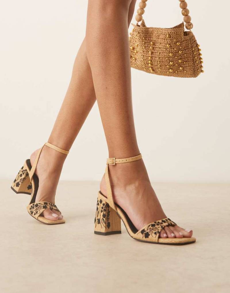 ASOS DESIGN - Hotel - Filigrane, bestickte Sandaletten in Steinbeige mit Blockabsatz-Neutral ASOS DESIGN - Hotel - Filigrane, bestickte Sandaletten in Steinbeige mit Blockabsatz-Neutral von ASOS DESIGN