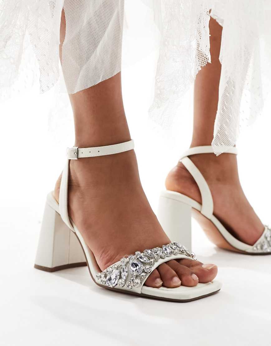 ASOS DESIGN - Hotel - Filigrane Sandalen in Elfenbein mit verziertem Blockabsatz-Weiß von ASOS DESIGN