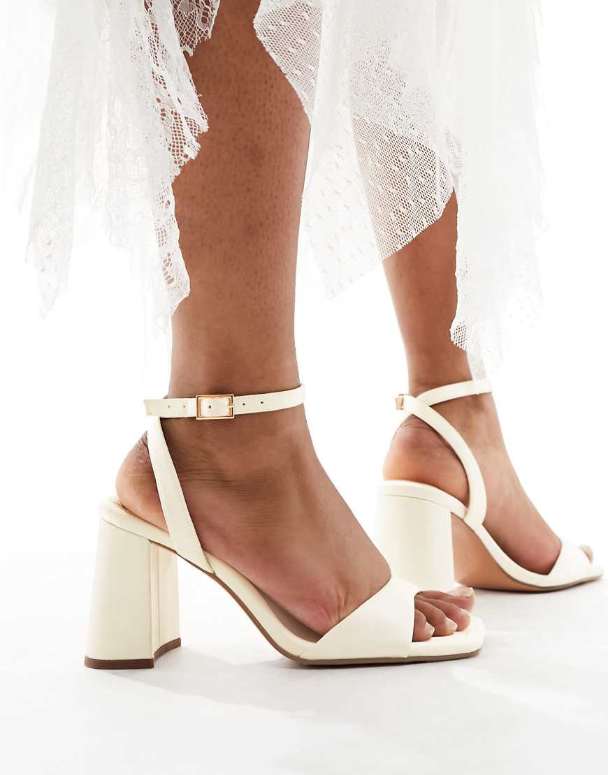 ASOS DESIGN - Hotel - Filigrane Sandalen mit Satin in Elfenbein und Blockabsatz-Weiß von ASOS DESIGN