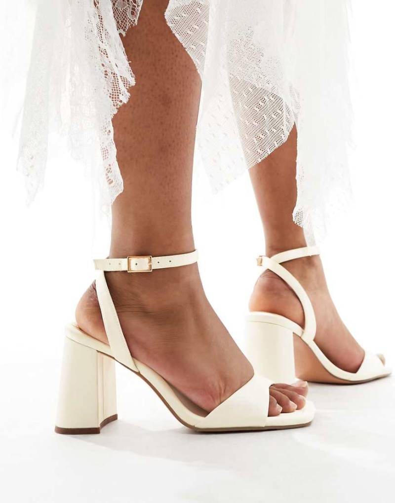 ASOS DESIGN - Hotel - Filigrane Sandalen mit Satin in Elfenbein und Blockabsatz-Weiß von ASOS DESIGN