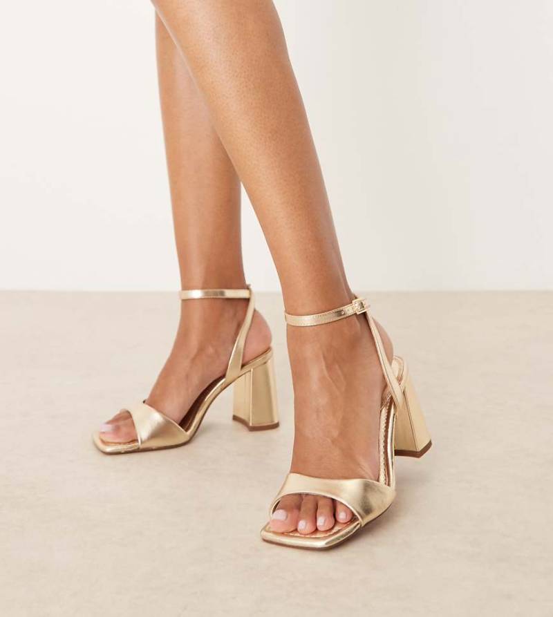 ASOS DESIGN - Hotel - Filigrane Sandalen mit Blockabsatz in Gold, weite Passform-Goldfarben von ASOS DESIGN Wide Fit