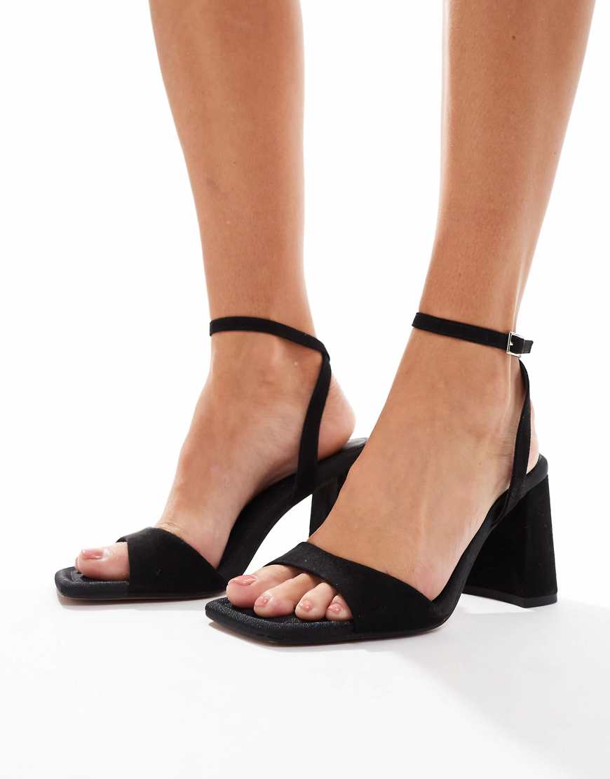 ASOS DESIGN - Hotel - Filigrane Sandaletten aus Wildlederimitat in Schwarz mit Blockabsatz ASOS DESIGN - Hotel - Filigrane Sandaletten aus Wildlederimitat in Schwarz mit Blockabsatz von ASOS DESIGN