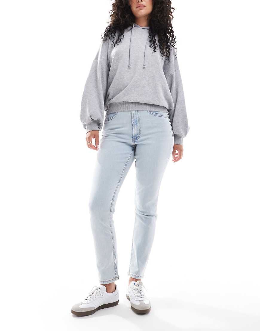 ASOS DESIGN Hourglass - Bequeme Mom-Jeans in Hellblau mit schmalem Schnitt von ASOS DESIGN
