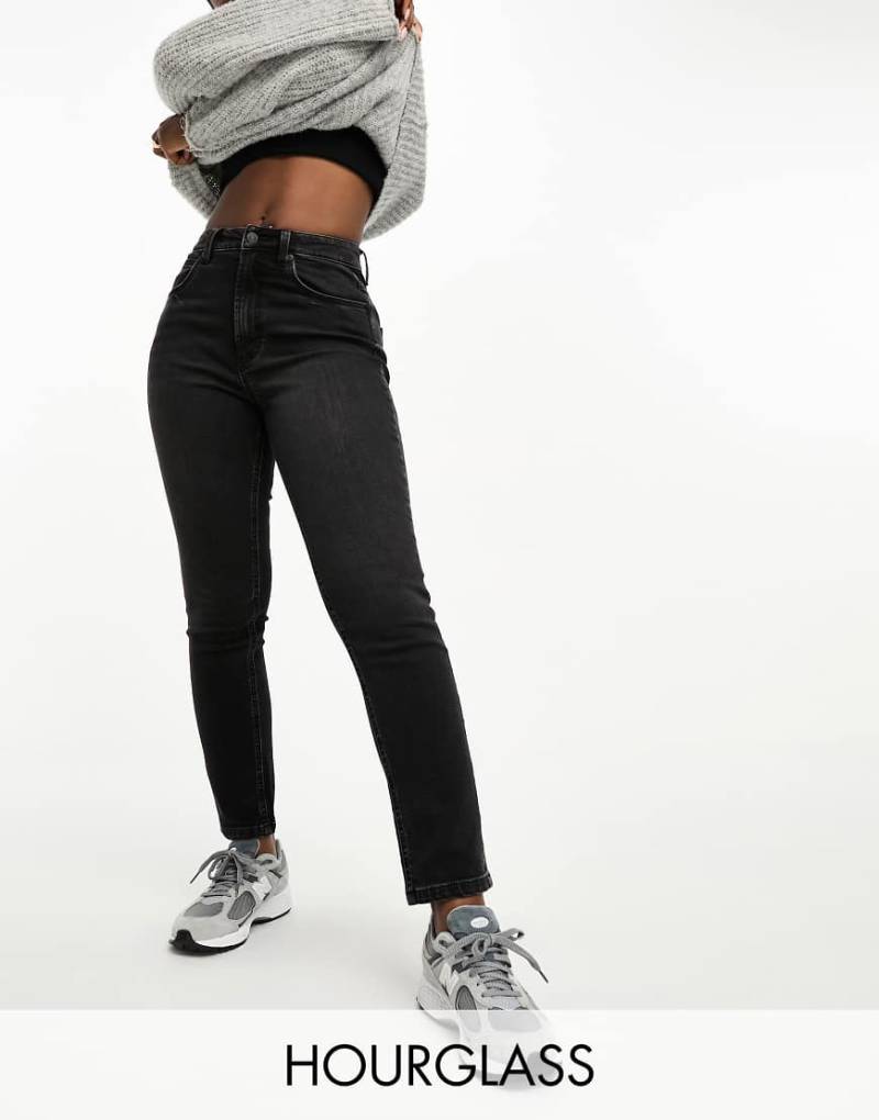 ASOS DESIGN Hourglass - Bequeme Mom-Jeans in schwarzer Waschung mit schmalem Schnitt von ASOS DESIGN