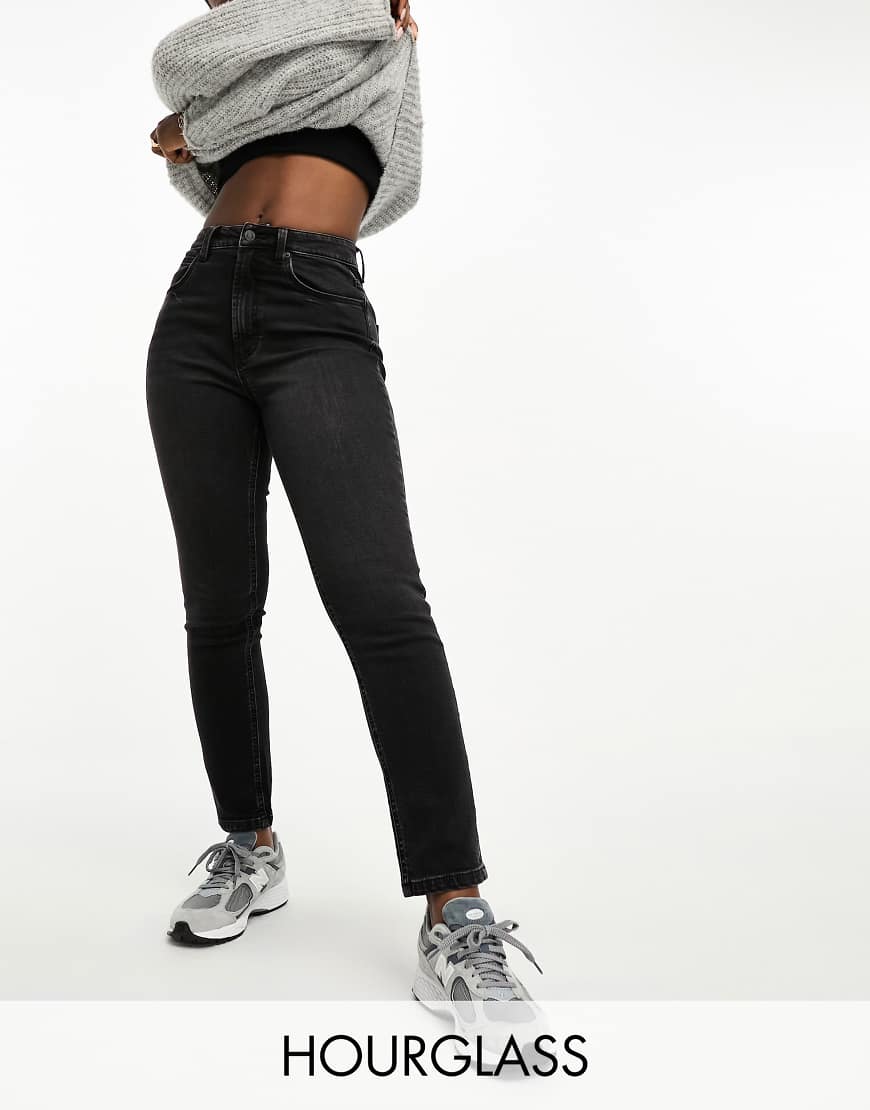 ASOS DESIGN Hourglass - Bequeme Mom-Jeans in schwarzer Waschung mit schmalem Schnitt ASOS DESIGN Hourglass - Bequeme Mom-Jeans in schwarzer Waschung mit schmalem Schnitt von ASOS DESIGN
