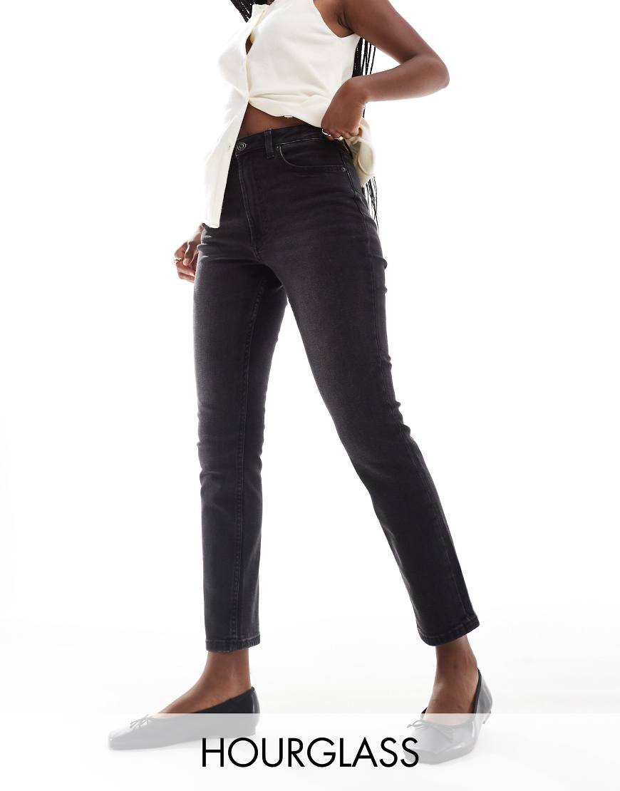 ASOS DESIGN Hourglass - Bequeme Mom-Jeans in schwarzer Waschung mit schmalem Schnitt ASOS DESIGN Hourglass - Bequeme Mom-Jeans in schwarzer Waschung mit schmalem Schnitt von ASOS DESIGN