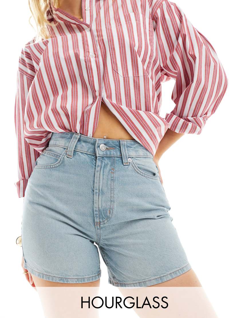 ASOS DESIGN Hourglass - Dad-Jeans-Shorts in verwaschenem Hellblau ASOS DESIGN Hourglass - Dad-Jeans-Shorts in verwaschenem Hellblau von ASOS DESIGN