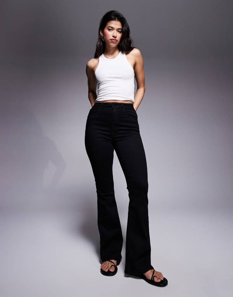 ASOS DESIGN Hourglass - Figurformende Jeans mit ausgestelltem Bein und Powerstretch in Schwarz von ASOS DESIGN