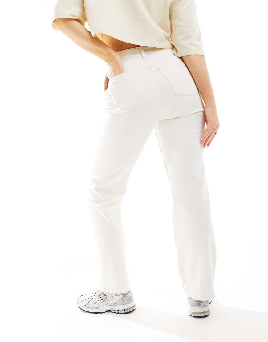ASOS DESIGN Hourglass - Gerade geschnittene Jeans aus Comfort Stretch in Ecru-Neutral von ASOS DESIGN
