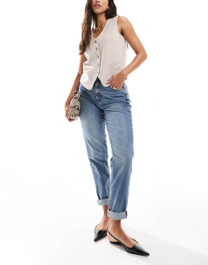 ASOS DESIGN Hourglass - Locker geschnittene Mom-Jeans in Mittelblau mit hohem Bund von ASOS DESIGN