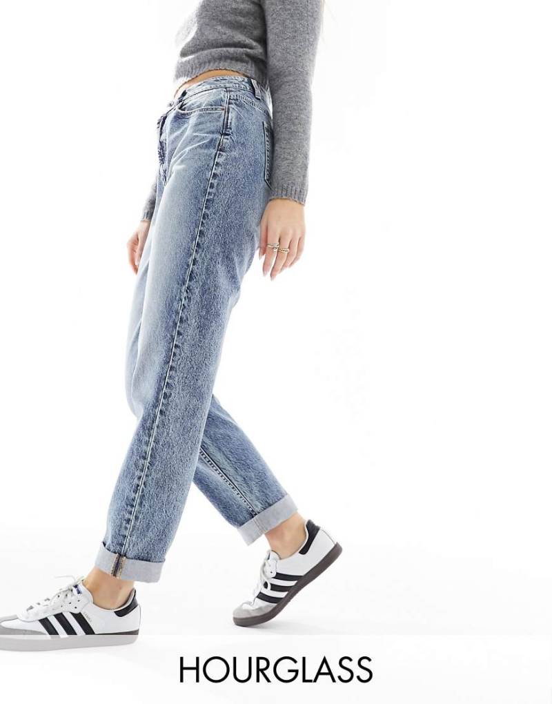 ASOS DESIGN Hourglass - Locker geschnittene Mom-Jeans in Vintage-Blau mit hohem Bund von ASOS DESIGN