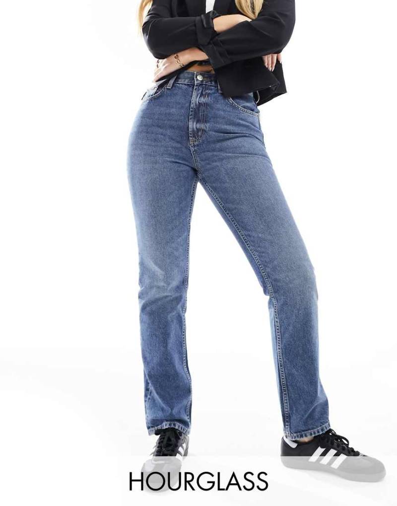 ASOS DESIGN Hourglass - Straight Jeans in Mittelblau mit mittelhohem Bund von ASOS DESIGN