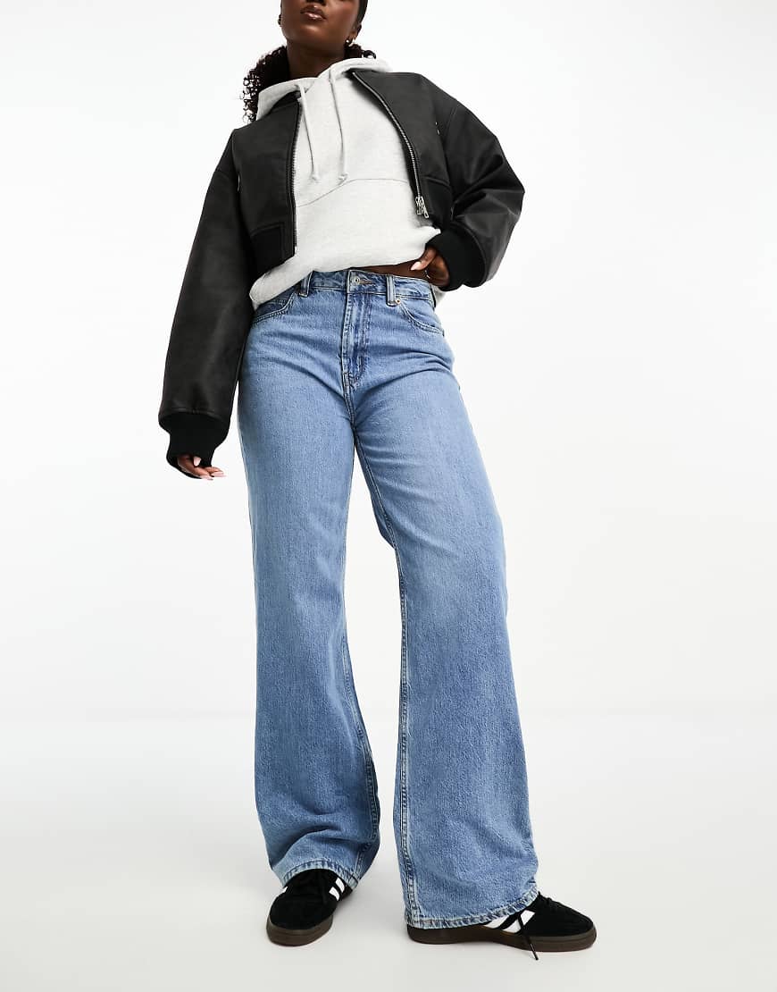 ASOS DESIGN Hourglass - Weite Dad-Jeans in Mittelblau ASOS DESIGN Hourglass - Weite Dad-Jeans in Mittelblau von ASOS DESIGN