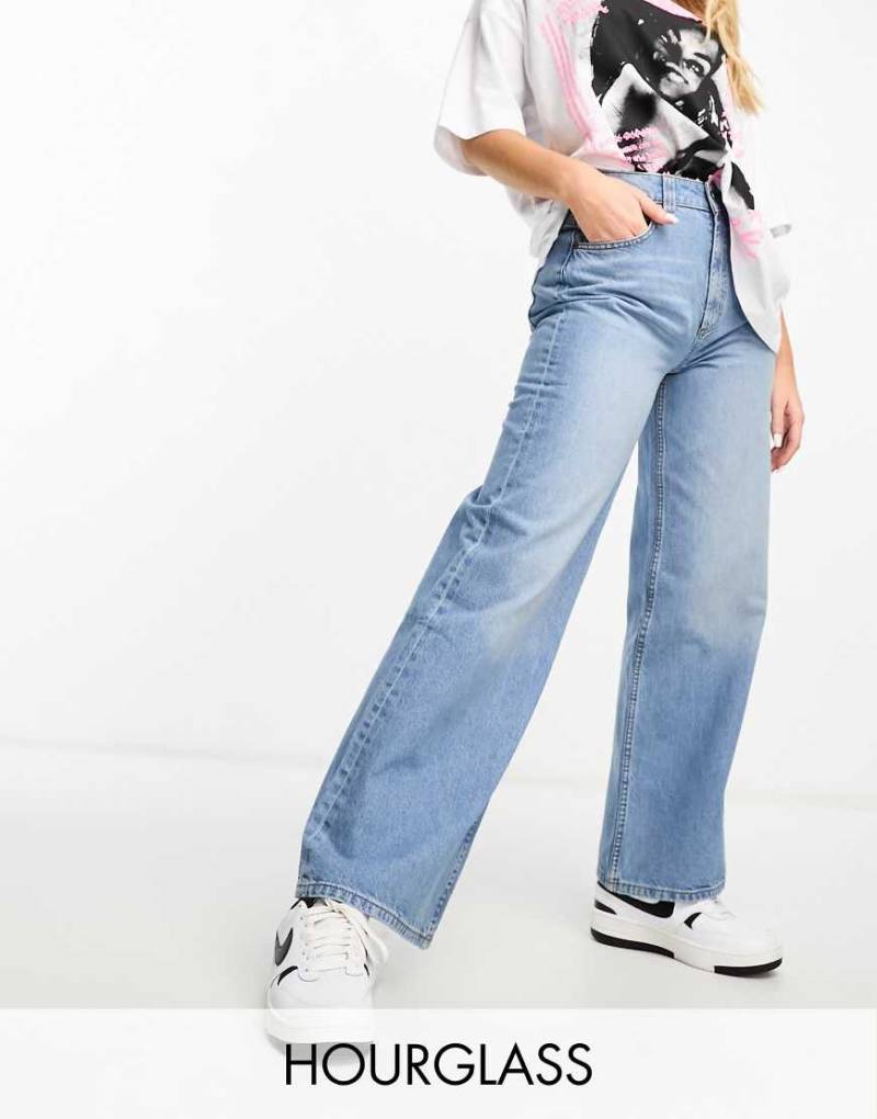 ASOS DESIGN Hourglass - Weite Dad-Jeans in Mittelblau von ASOS DESIGN