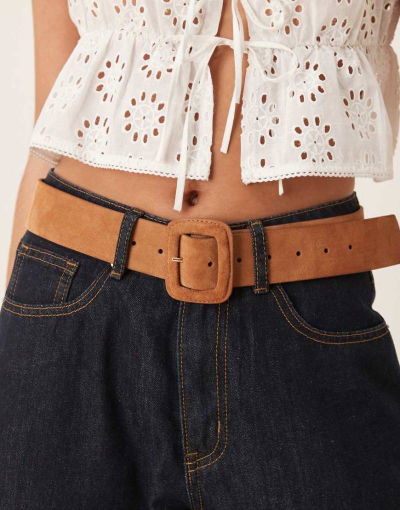 ASOS DESIGN - Hüft- und Taillen-Gürtel in Hellbraun aus Wildleder mit bezogener Schnalle von ASOS DESIGN