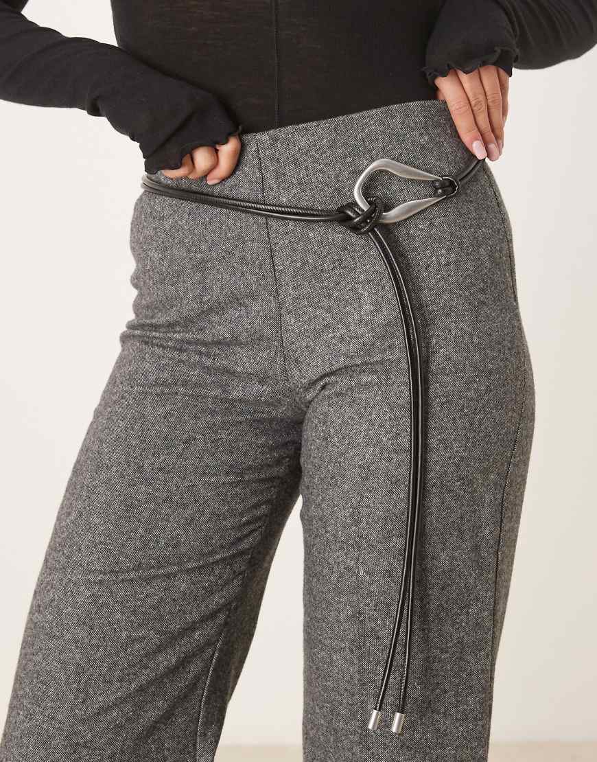 ASOS DESIGN - Hüft- und Taillen-Gürtel in Schwarz mit Schlaufenverschluss und Antiksilber-Metalldetails von ASOS DESIGN