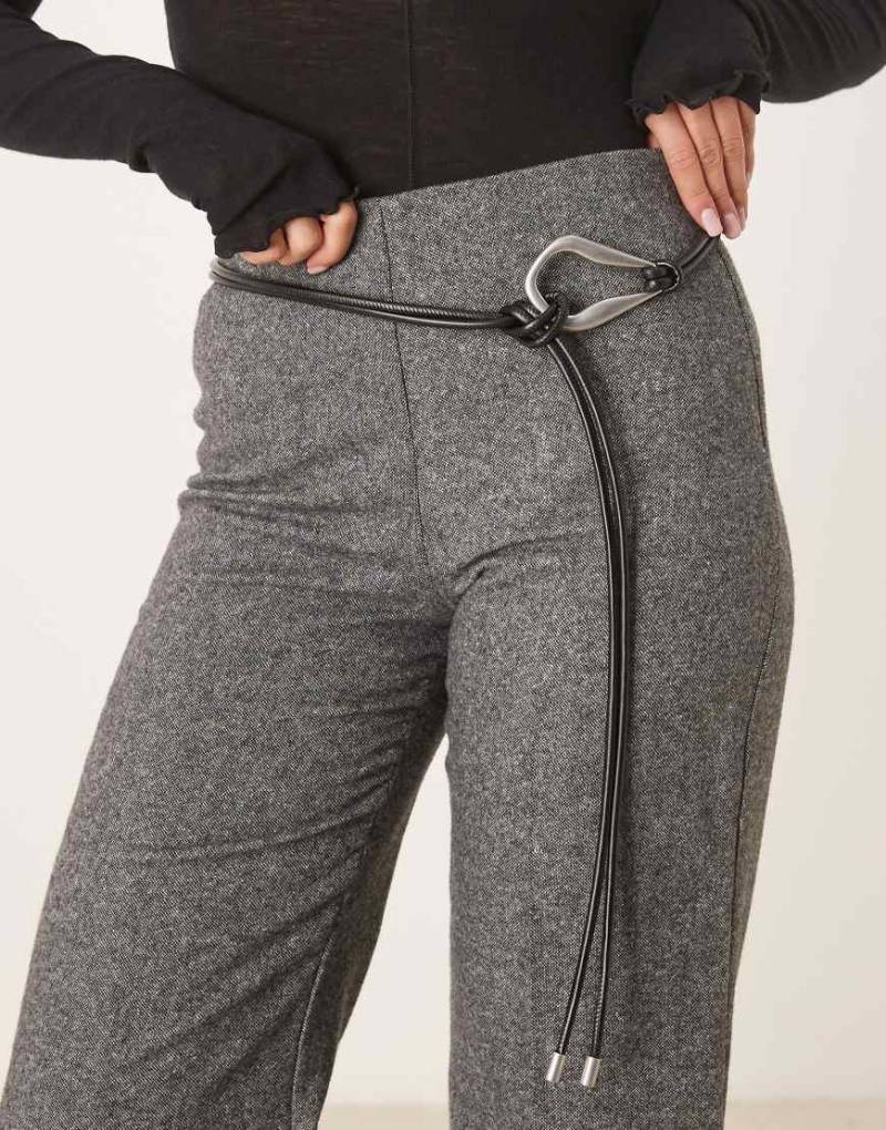 ASOS DESIGN - Hüft- und Taillen-Gürtel in Schwarz mit Schlaufenverschluss und Antiksilber-Metalldetails von ASOS DESIGN