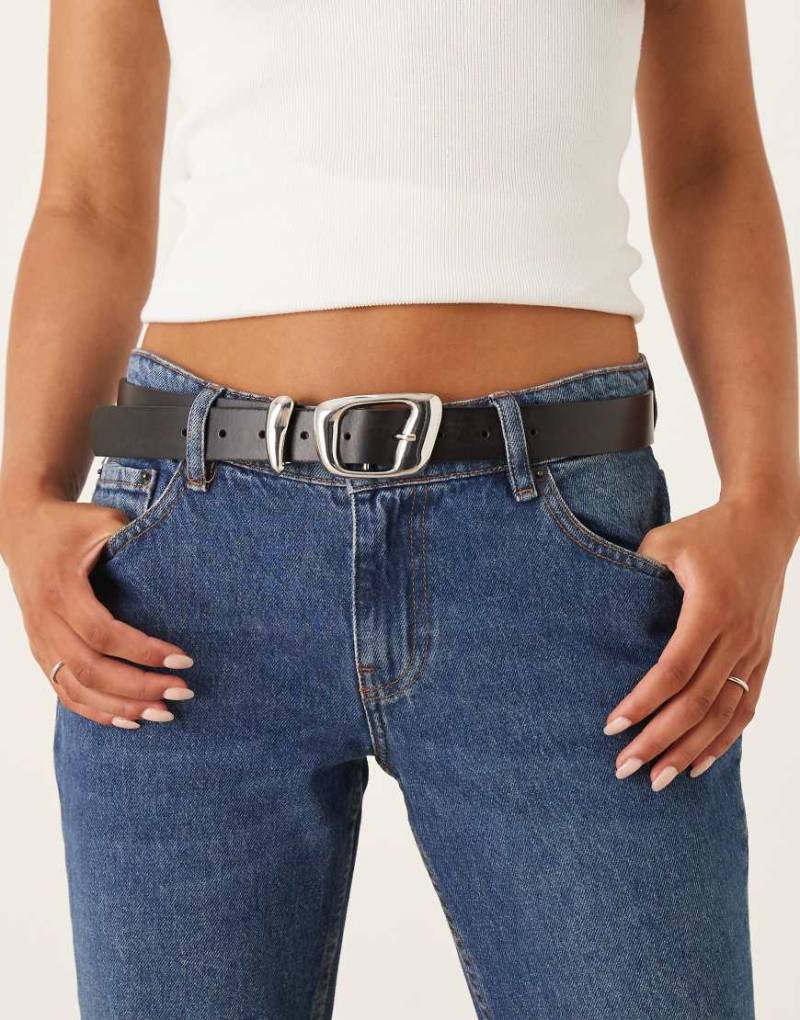 ASOS DESIGN - Hüft- und Taillen-Jeansgürtel aus Leder in Schwarz mit asymmetrischer Schnalle von ASOS DESIGN