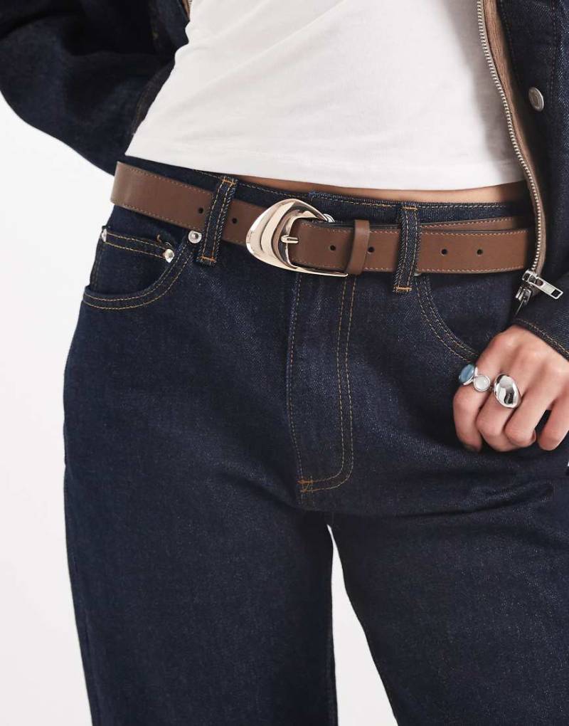 ASOS DESIGN - Hüft- und Taillengürtel aus Denim in Schokobraun mit abgeschrägter Schnalle von ASOS DESIGN