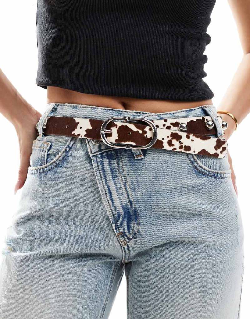 ASOS DESIGN - Hüft- und Taillengürtel aus Leder mit Kuhprint und zweifacher, halbmondförmiger Schnalle-Bunt von ASOS DESIGN