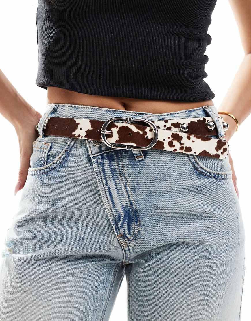 ASOS DESIGN - Hüft- und Taillengürtel aus Leder mit Kuhprint und zweifacher, halbmondförmiger Schnalle-Bunt von ASOS DESIGN