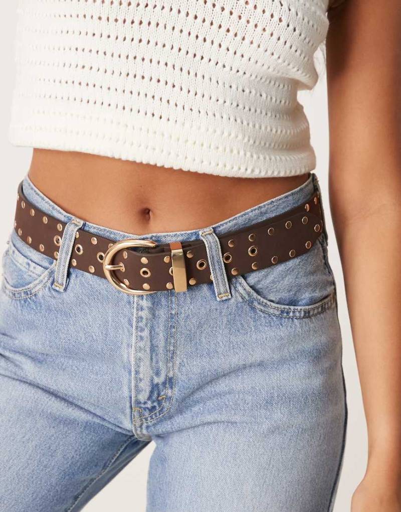 ASOS DESIGN - Hüft- und Taillengürtel aus Wildlederimitat in Schokoladenbraun mit Nieten von ASOS DESIGN