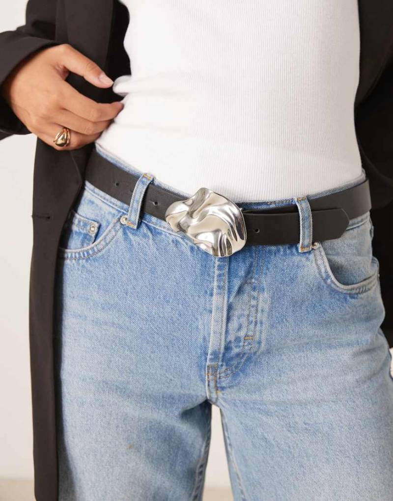 ASOS DESIGN - Hüft- und Taillengürtel in Schwarz mit Schnalle in gehämmerter Optik von ASOS DESIGN