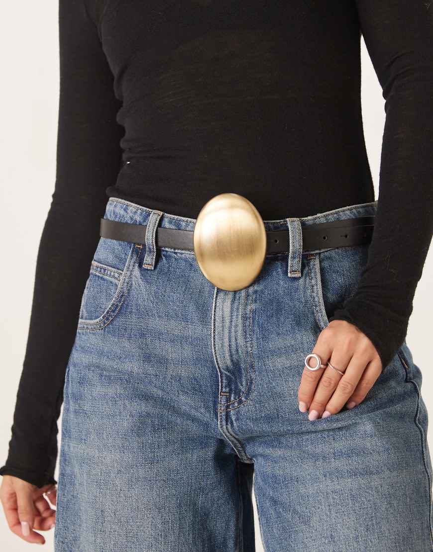 ASOS DESIGN - Hüft- und Taillengürtel in Schwarz mit gebürsteter, goldfarbener Scheibenschließe von ASOS DESIGN