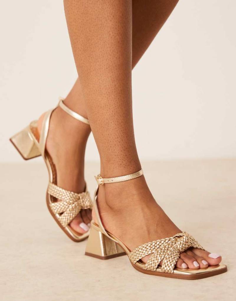 ASOS DESIGN - Hummingbird - Sandaletten in Gold mit Webdetail und mittelhohem Blockabsatz-Goldfarben von ASOS DESIGN