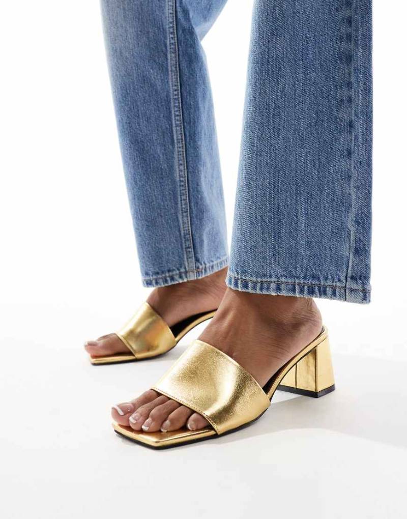 ASOS DESIGN - Hundred - Mules in Gold mit mittelhohem Blockabsatz-Goldfarben von ASOS DESIGN