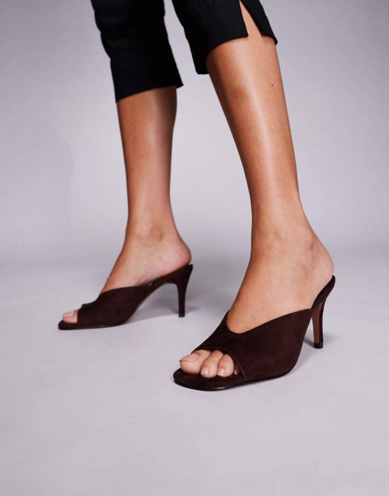 ASOS DESIGN - Husky - Mules aus Wildlederimitat in Schokobraun mit mittelhohem Absatz von ASOS DESIGN