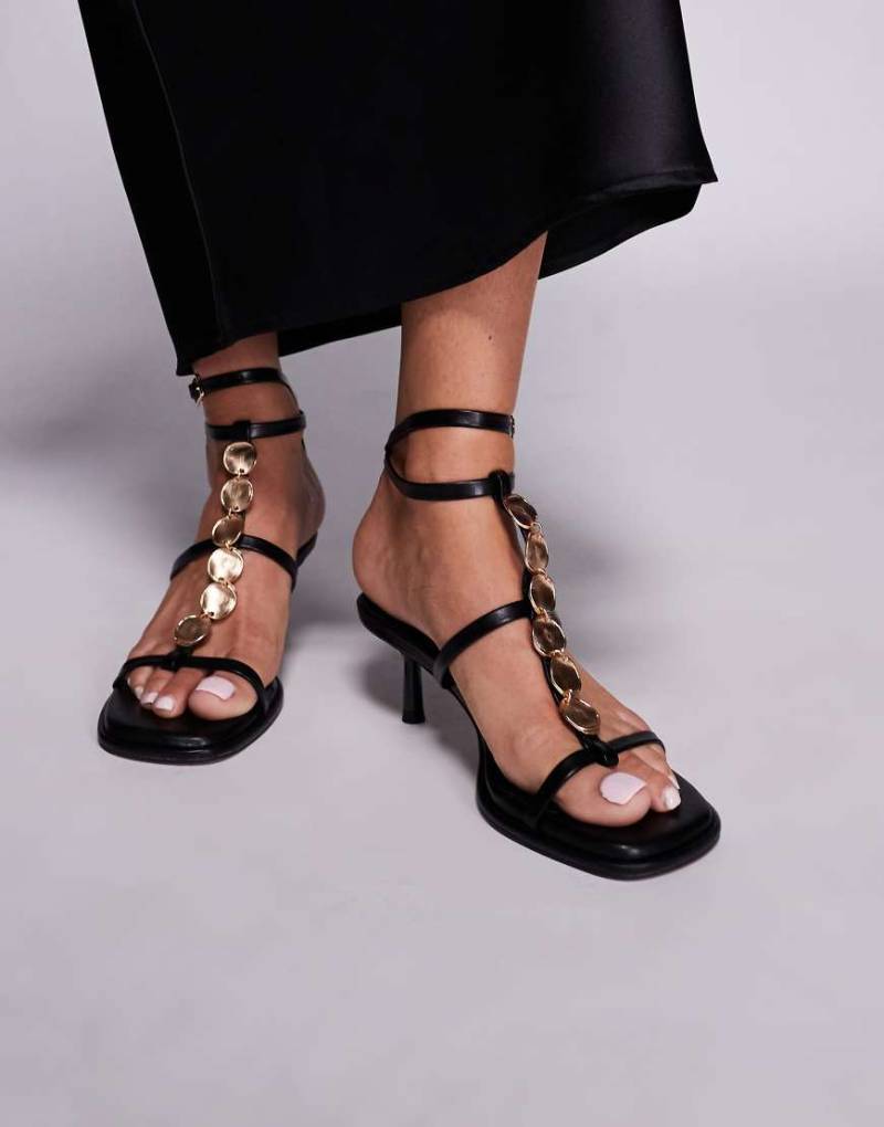 ASOS DESIGN - Hyacinth - Sandalen in Schwarz mit mittelhohem Absatz und goldfarbenem Besatz von ASOS DESIGN