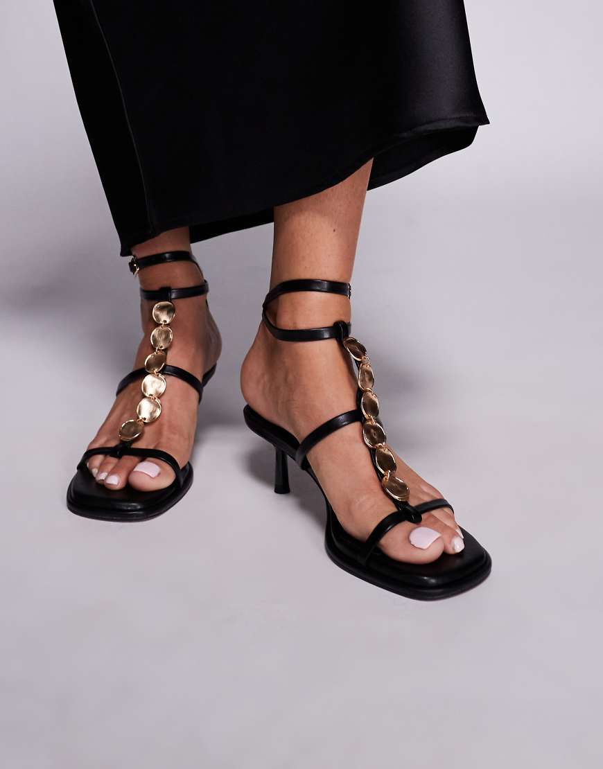ASOS DESIGN - Hyacinth - Sandalen in Schwarz mit mittelhohem Absatz und goldfarbenem Besatz von ASOS DESIGN