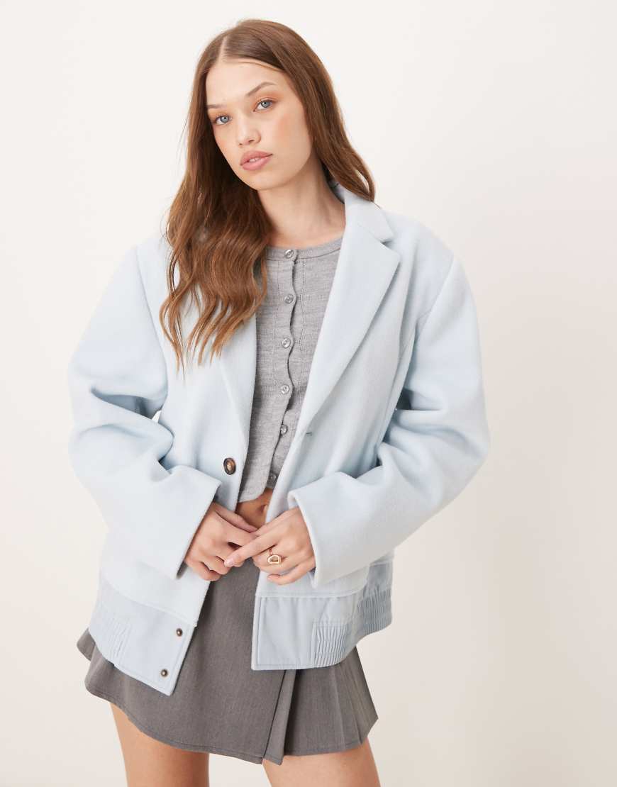 ASOS DESIGN - Hybrid-Bomberjacke in Blau mit geteiltem Design von ASOS DESIGN