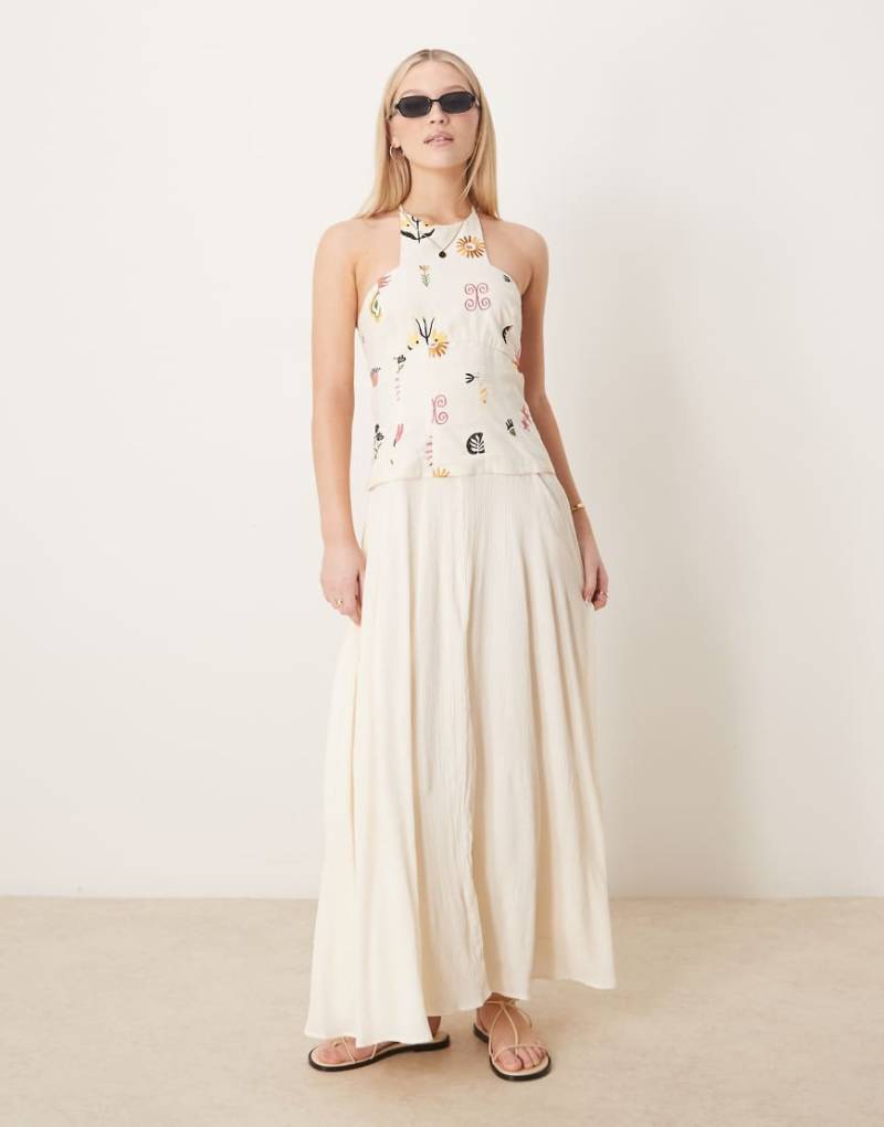ASOS DESIGN - Hybrid-Maxikleid aus Twill in Steinbeige mit Folklore-Stickerei-Neutral von ASOS DESIGN