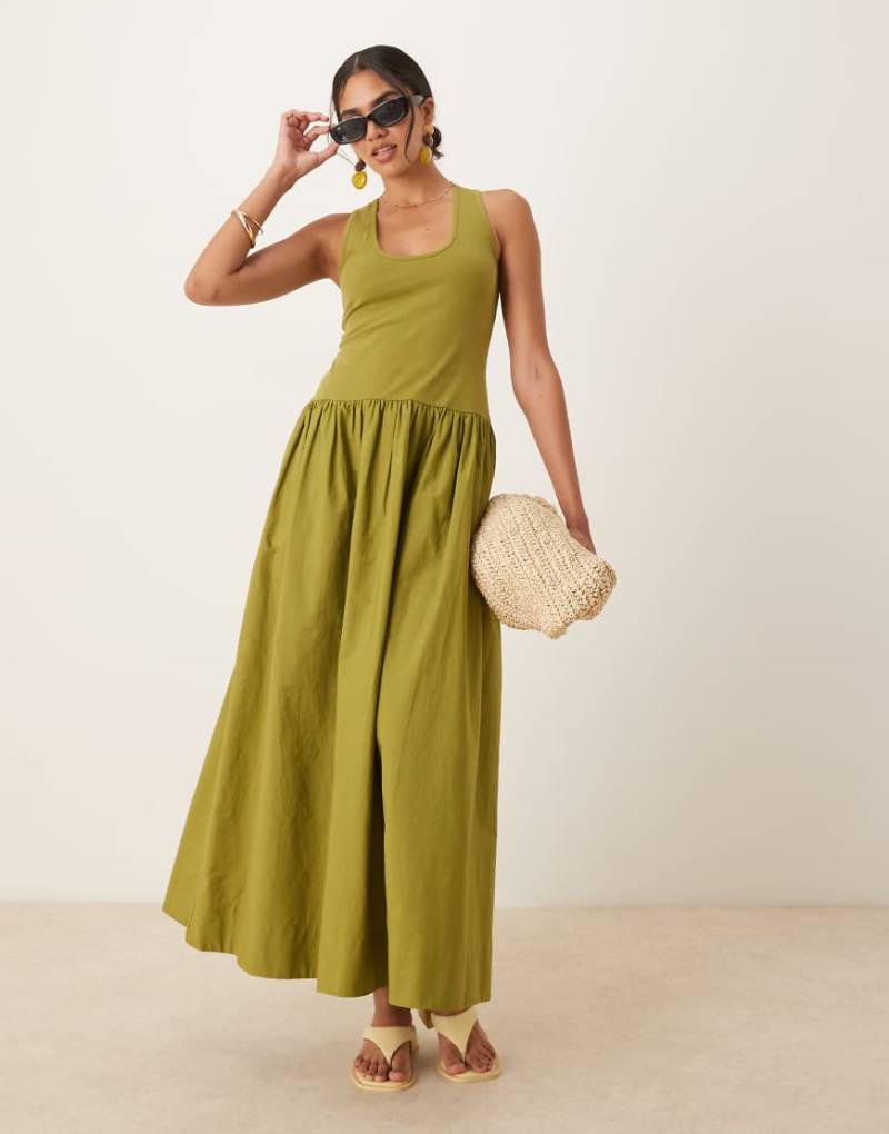 ASOS DESIGN - Hybrid-Maxikleid in farblich abgestimmtem Olivgrün mit U-Ausschnitt von ASOS DESIGN