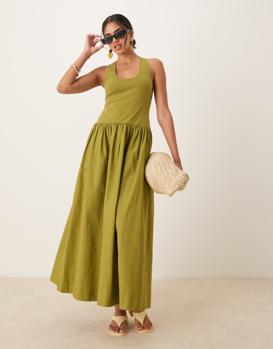 ASOS DESIGN - Hybrid-Maxikleid in farblich abgestimmtem Olivgrün mit U-Ausschnitt von ASOS DESIGN
