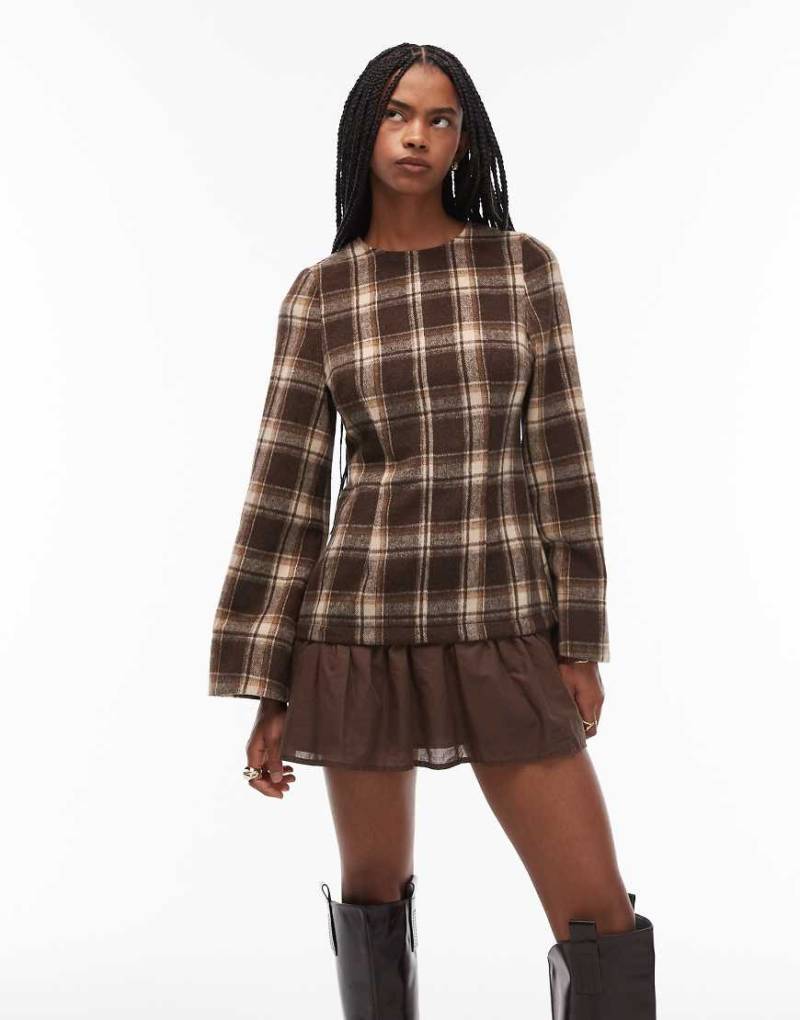 ASOS DESIGN - Hybrid-Minikleid in kariertem Schokobraun mit tiefer Taille-Bunt von ASOS DESIGN