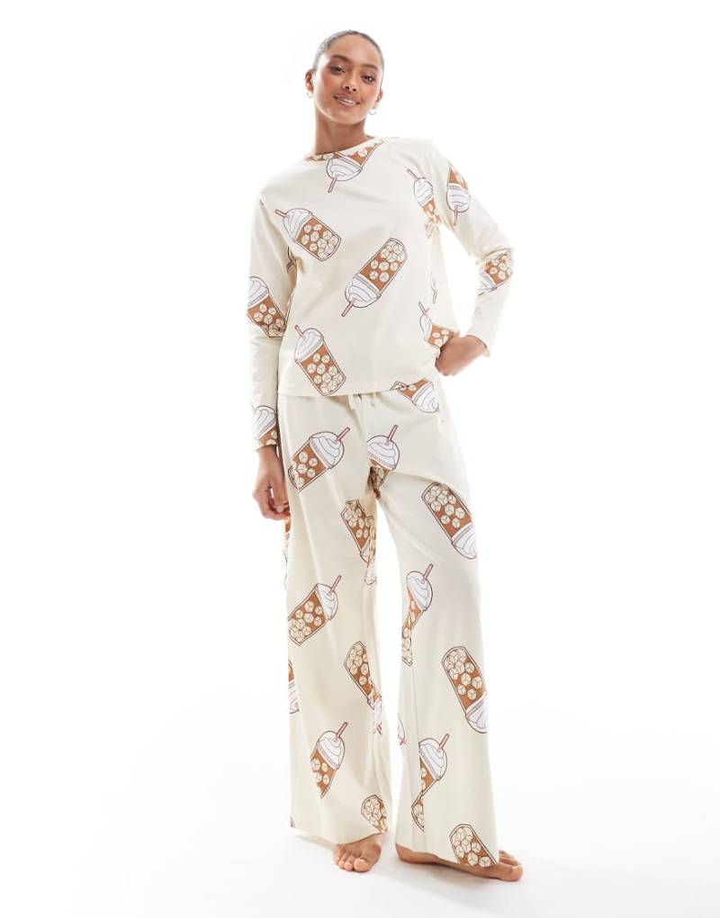 ASOS DESIGN - Iced Coffee - Pyjama-Set aus langärmligem Oberteil und Hose in Beige mit Eiskaffee-Muster-Neutral von ASOS DESIGN