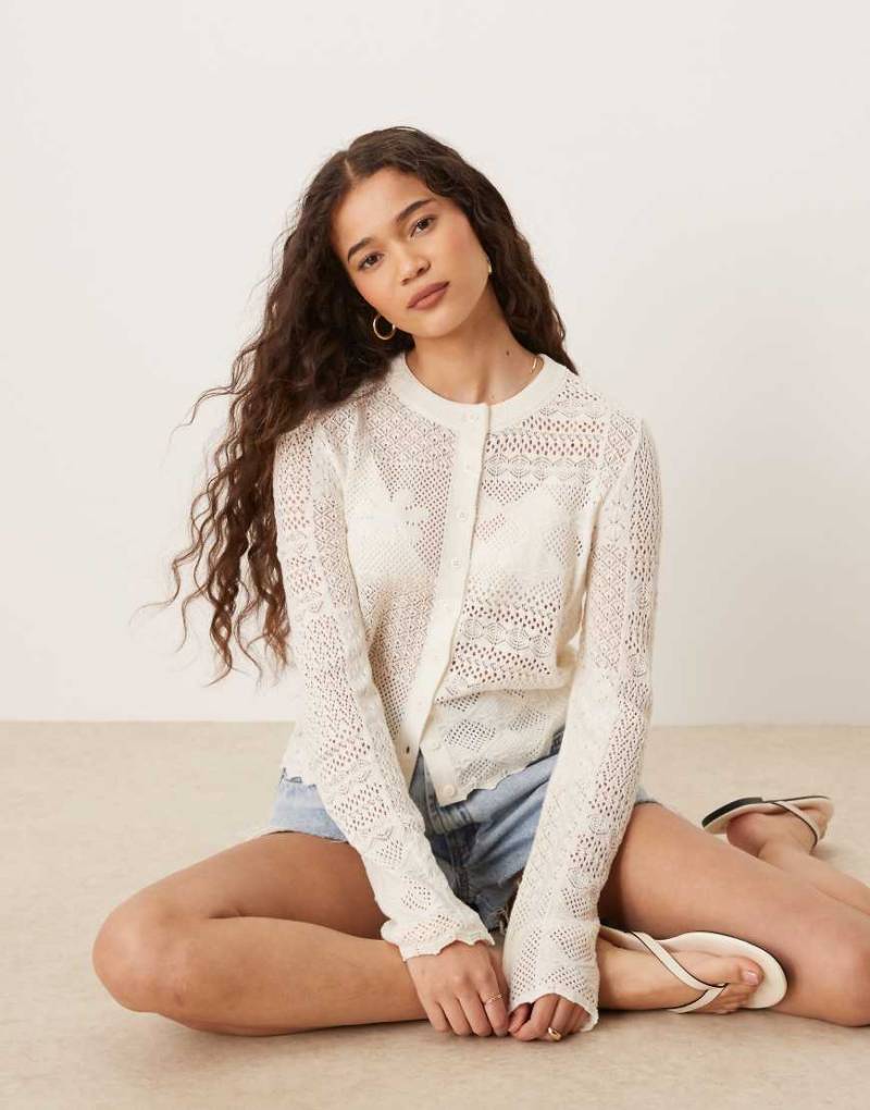 ASOS DESIGN - Interest - Strickjacke in Cremeweiß mit Patchwork-Naht von ASOS DESIGN