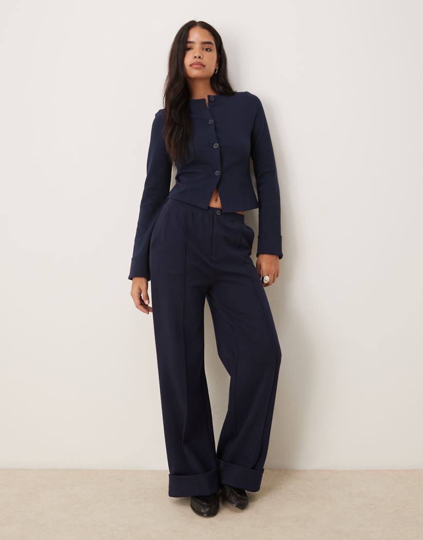 ASOS DESIGN - Interlock-Jogginghose in Marineblau mit Krempelsaum von ASOS DESIGN