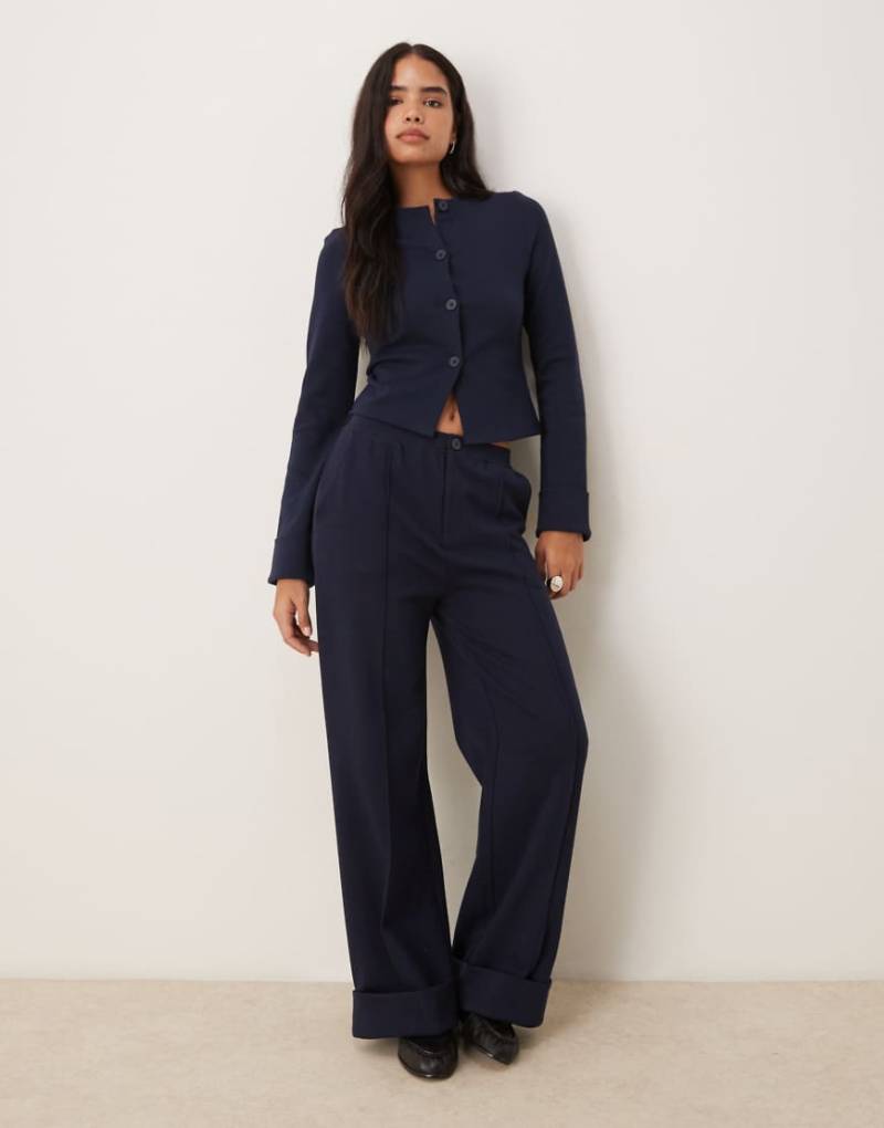 ASOS DESIGN - Interlock-Jogginghose in Marineblau mit Krempelsaum von ASOS DESIGN