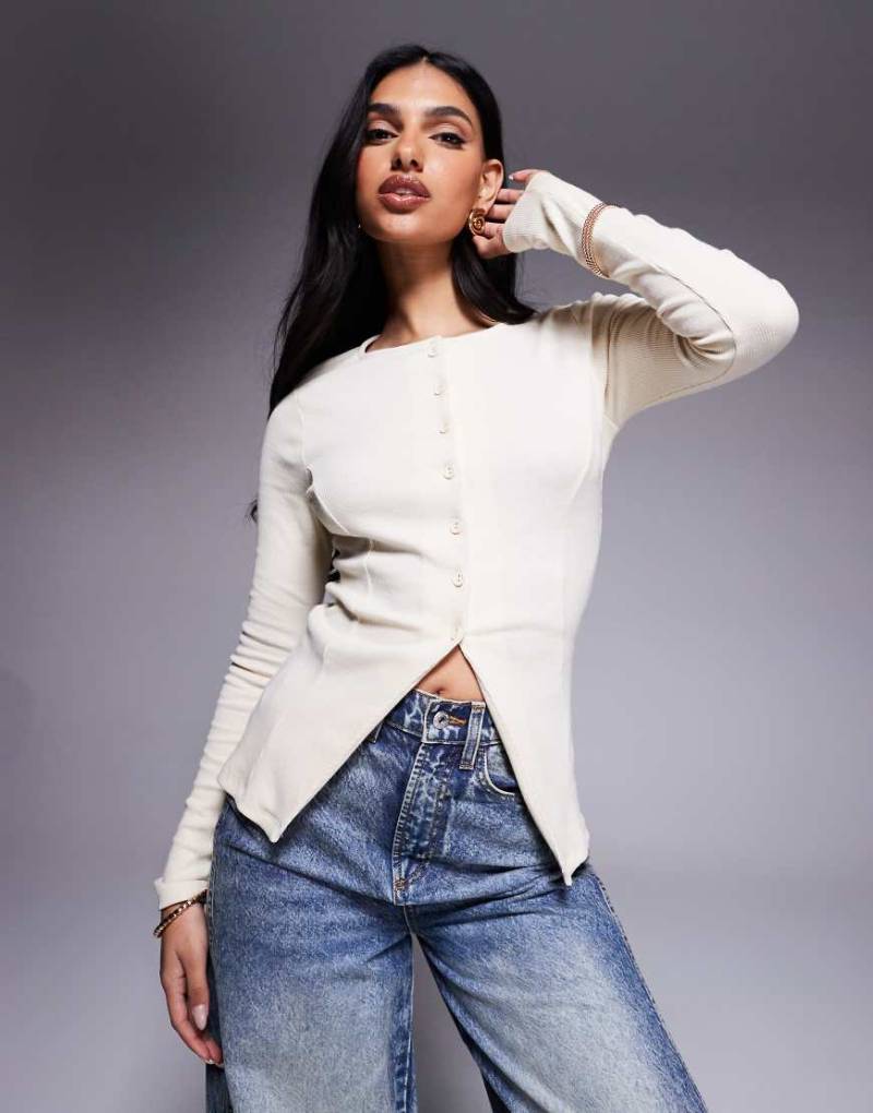 ASOS DESIGN - Interlock-Strickjacke in Creme mit Knopfleiste-Rosa von ASOS DESIGN