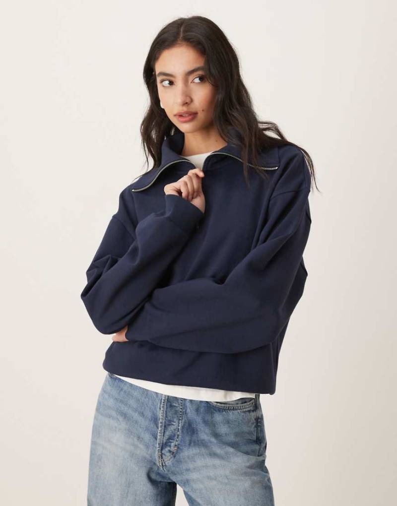 ASOS DESIGN - Interlock-Sweatshirt in Marineblau mit kurzem Reißverschluss und großem Kragen-Grau von ASOS DESIGN