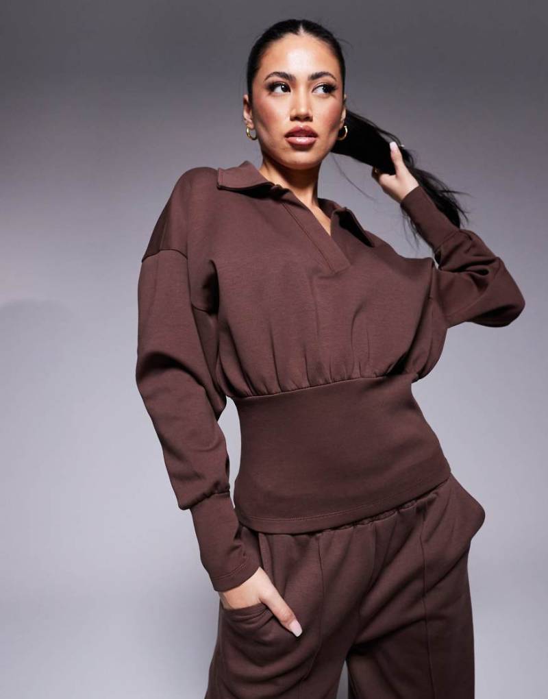 ASOS DESIGN - Interlock-Sweatshirt in Schokobraun mit elastischem Bund von ASOS DESIGN